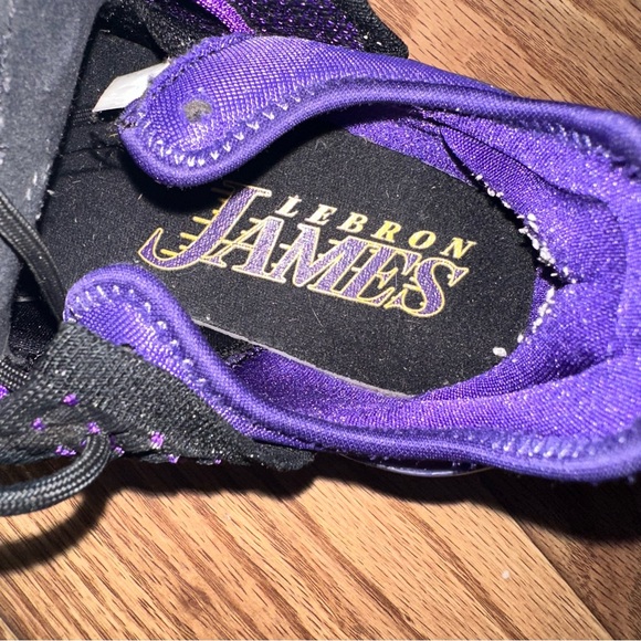 LeBron James 18 Sneakers - Picture 9 of 11